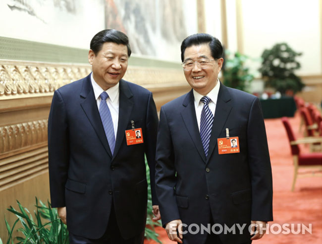 시진핑 당총서기(왼쪽)와 후진타오 국가주석이 지난 11월7일 베이징 인민대회당에서 열린 18차 전국대표대회(당대회) 준비회의를 마치고 걸어나오고 있다.