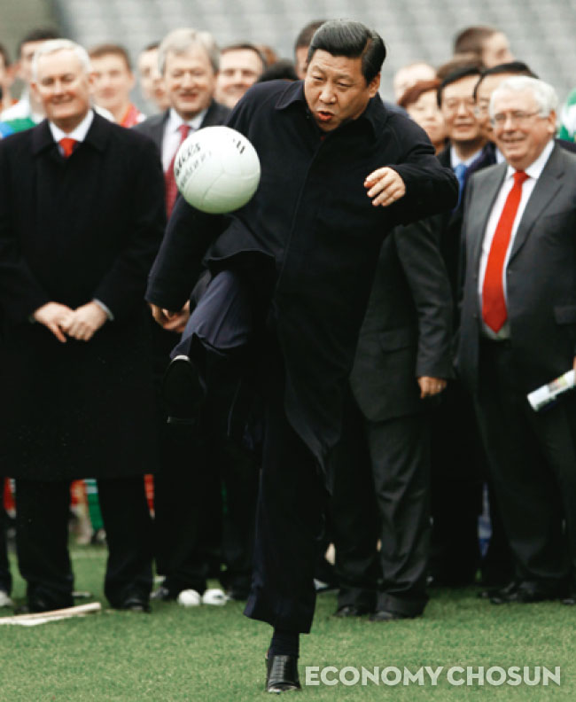 지난 2월 아일랜드를 방문한 시진핑 당시 중국 국가부주석이 더블린의 크로크 파크 경기장을 찾아 축구공을 차고 있다.