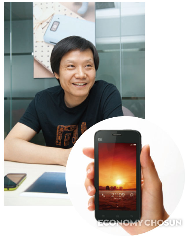 지난해 8월 중국 스마트폰 시장에 처음 등장한 샤오미의 레이쥔 CEO와 샤오미의 스마트폰 이미지(원안)