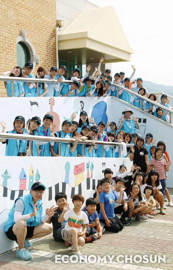 지난 6월 인천 강화군 송해면 솔정리 송해초등학교에서 ‘해피예스 여름봉사캠프’ 봉사단원들이 어린이들과 함께 즐거운 한때를 보내고 있다.