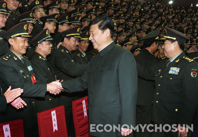 시진핑 중국 공산당 총서기(가운데)는 2013년 화두로 현실에 바탕을 둔 새로운 시작이란 뜻의 ‘찰실개국’을 제시했다.