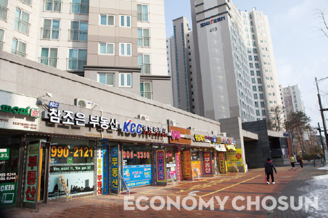 - 최근 부실채권이 늘어 경매 공급량이 증가하면서 소액 투자용 토지나 다세대, 도심 상가, 중소형 근린주택 등이 매물로 나오기 때문에 선택의 폭이 넓어졌다.
