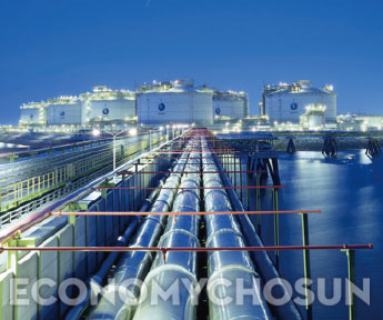 한국가스공사의 인천 LNG저장기지 야경. 도시가스업체들은 한국가스공사로부터 고압의 LNG를 받아 압력조정 작업을 거쳐 수요처에 공급한다.