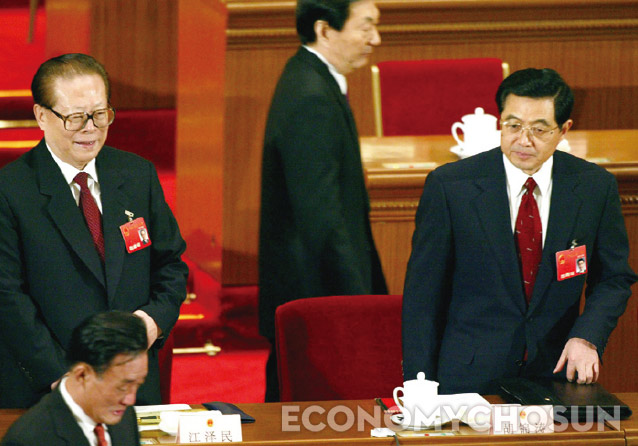 장쩌민 전 중국 국가주석(왼쪽)은 북한의 반대에도 한국과 수교를 체결했으나 후진타오 총서기(오른쪽)는 미국과 대립하면서 북한을 두둔하는 정책을 펼쳤다.