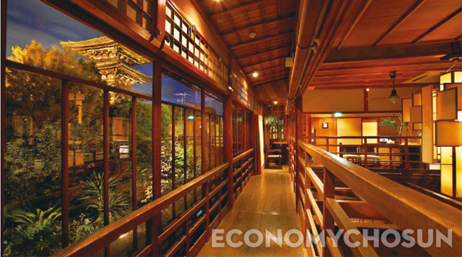 노다 유타카 ㈜Plan·Do·See 사장은 역사적인 장소에 스토리를 담는 전략으로 여러 개의 레스토랑과 웨딩공간을 탄생시켰다. 사진은 옛 수도인 교토에 있는 한 거장 화백의 사저를 개장해 만든 ‘소도 히가시야마 교토’.