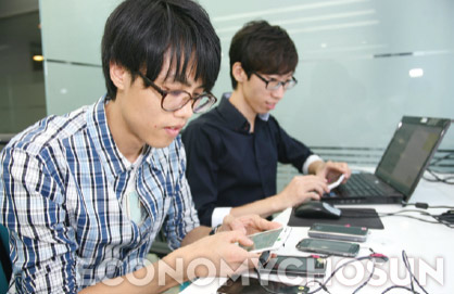 스마트폰 애플리케이션 개발업체 직원들이 프로그램을 테스트하고 있다.