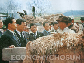 1972년 3월 경북 청도군 운문면을 시찰하던 박정희 대통령(왼쪽)이 주민들과 얘기를 나누고 있다.
