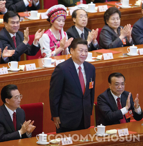시진핑 중국 공산당 총서기(앞줄 가운데)가 지난 3월14일 베이징 인민대회당에서 열린 전국인민대표대회에서 만장일치에 가까운 지지율로 국가주석에 선출됐다. 왼쪽은 후진타오 전 주석, 오른쪽은 리커창 총리.