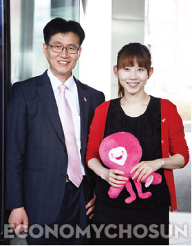 ‘핑크리본캠페인’을 담당하고 있는 사회공헌팀 신찬호 매니저(왼쪽)와 민정인 과장.