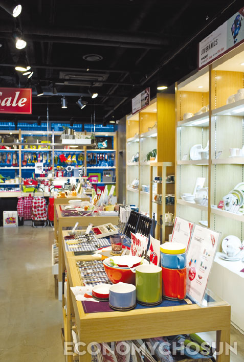 리바트는 가구뿐 아니라 다양한 인테리어 제품들을 갖춘 직영전시장인 ‘리바트 스타일샵’을 운영 중이다. 사진은 논현동 가구거리에 위치한 리바트 스타일샵 내부. 쇼핑하면서 카페에 앉아 휴식을 취할 수도 있다.