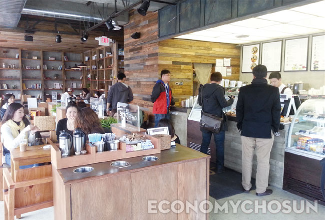 미국 뉴저지 팰리세이즈파크에 있는 카페베네 매장. 대다수 손님이 한국인이다.