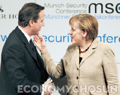 데이비드 캐머런 영국 총리(왼쪽)와 앙겔라 메르켈 독일 총리는 ‘EU 개혁’을 논의하기 위해 지난 4월12~13일 정상회담을 가졌다.