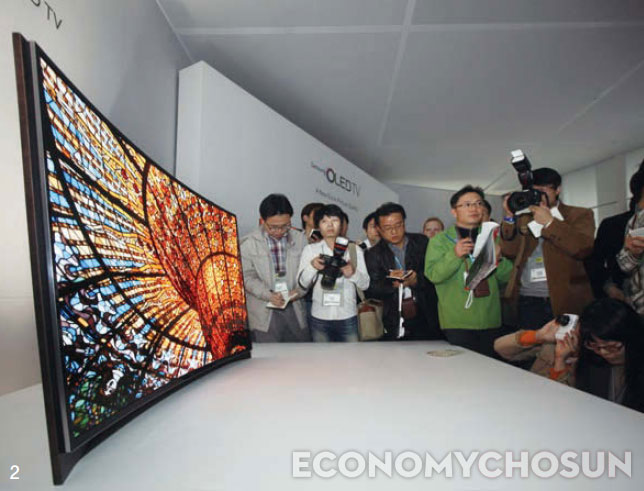 2. 지난 1월 미국에서 열린 ‘CES 2013’에서 삼성전자가 선보인 곡면형 유기발광다이오드(OLED) TV.
