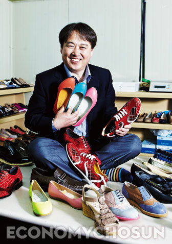 2011년 이탈리아 브랜드인 ‘바이네르(VAINER)’의 상표권을 인수한 김 대표는 이탈리아 현지에 바이네르 1호 매장을 열기 위해 준비하고 있다고 한다. “지금은 이탈리아 구두 장인들로부터 구두를 정말 잘 만든다는 칭찬까지 듣고 있다”며 환하게 웃었다.
