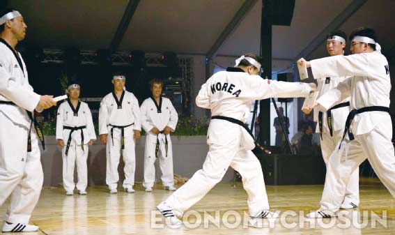 그런포스펌프는 올림픽과 마찬가지로 4년마다 사내 행사인 그런포스올림픽을 개최한다. 사진은 이강호 대표의 태권도 격파 시범 장면.