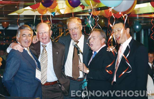 지난 2003년 한국에서 열린 전 세계 그런포스펌프 사장단 회의에서 그룹 최고경영진들과 노래를 부르고 있는 이강호 대표(맨 오른쪽)