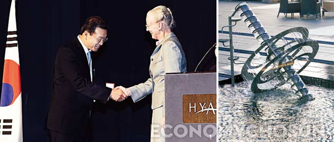 1. 지난 2007년 덴마크 마르그레테 2세 여왕으로부터 헨릭경 훈장을 받는 이강호 대표2. 그런포스펌프의 엠블럼인 인류 최초 펌프 아르키메데스 스크루