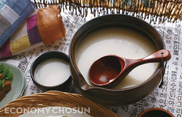 - 최근 막걸리가 젊은층의 입맛을 사로잡기 위해 변신을 거듭하며 진화하고 있다.