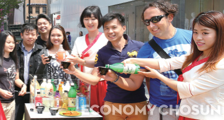 - 농림축산식품부와 한국농수산식품유통공사가 지난 5월31일 명동역 인근에서 해외관광객을 대상으로 막걸리 체험 홍보행사를 하고 있다.