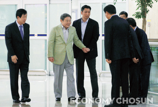 - 비서들의 입을 통해 총수의 사생활이 노출될 수 있기 때문에 대기업의 비서팀 관리는 매우 철저하다. 이건희 삼성 회장이 수행비서의 부축을 받으며 김포공항으로 귀국하고 있다.