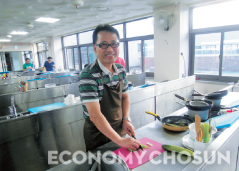 한국폴리텍대학 서울강서캠퍼스에서 영문학 박사 학위 소지자인 박노철씨가 요리 실습을 하고 있다.
