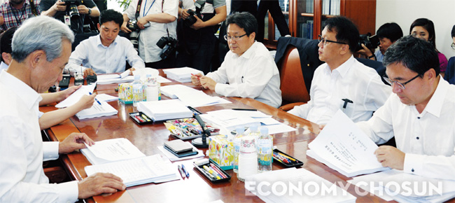 지난 6월14일 국회 정무위 소속 여야 의원들이 경제민주화 법안에 대해 논의하고 있다.