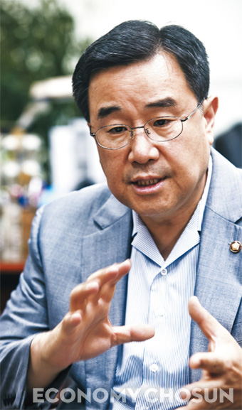 김정훈 정무위원장은 “국내 은행이 글로벌 은행으로 성장하기 위해 스스로 자생력을 길러야 한다”고 말했다.