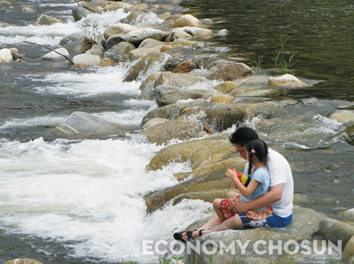 강원 소금강 장천마을의 맑은 계곡물에서 한 부녀가 쉬고 있다.