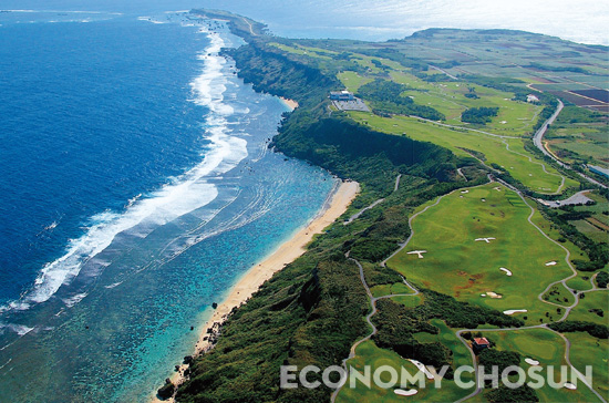 오션링크스미야코지마는 날아가는 갈매기 문양을 벙커 디자인으로 활용해 자연 경관과의 조화를 만들었다.