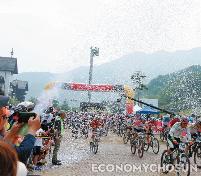 자전거 이용자 중 많은 사람들이 동호회 활동을 하거나 각종 자전거 대회에 참가하면서 자전거 라이딩의 영역을 넓혀가고 있다. 지난 5월 개최된 삼천리자전거배 전국산악자전거대회에는 약 1800여명의 선수가 출전했다.