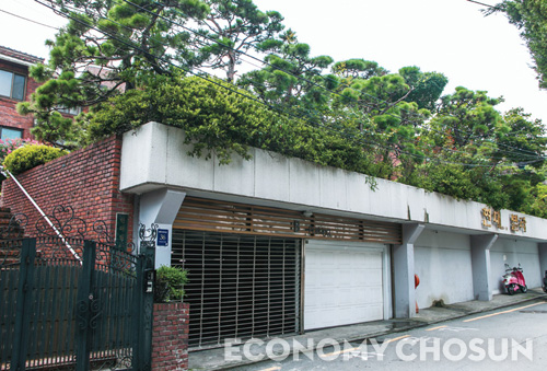 실전 고수들도 개별 부동산의 하자를 만나지 않으려면 권리분석보다 더 꼼꼼하게 물건분석을 해야 한다. 사진은 서울 지역 중대형 빌라 추천경매물건인 서울 강남구 역삼동 현대빌라.