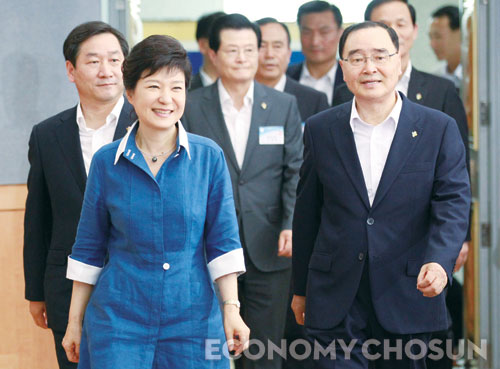 박근혜 대통령이 지난 6월19일 정부서울청사에서 열린 ‘정부 3.0 비전 선포식’ 행사장에 입장하고 있다.
