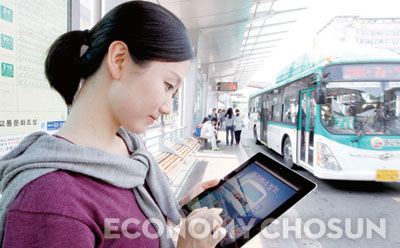 한 시민이 태블릿PC에 설치된 버스정보 앱을 이용해 버스 도착 예정시간을 확인하고 있다.
