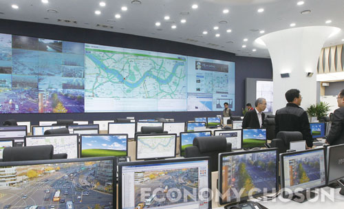 재난정보, 교통정보 등을 실시간으로 수집, 분석하는 서울시 서울안전통합상황실.