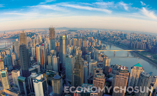 고층빌딩들이 즐비하게 들어서 있는 중국 충칭시.