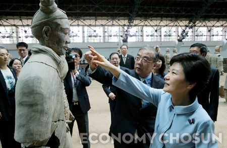 박근혜 대통령이 지난 6월 중국 방문 기간에 시안시를 찾아 진시황릉 병마용갱을 둘러보고 있다.