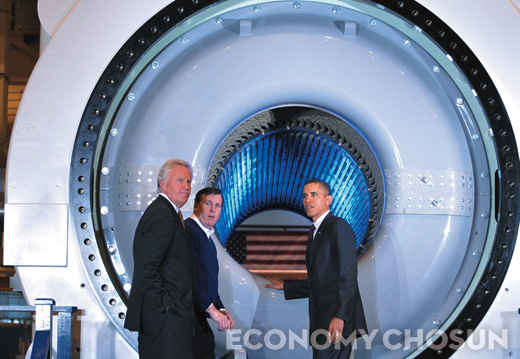 버락 오바마 미국 대통령(맨 오른쪽)이 제프리 이멜트 GE 회장(맨 왼쪽)과 함께 GE의 발전기 공장을 둘러보고 있다. GE는 ‘산업용 인터넷’이라는 신사업을 통해 사물인터넷 시장에 진출했다.