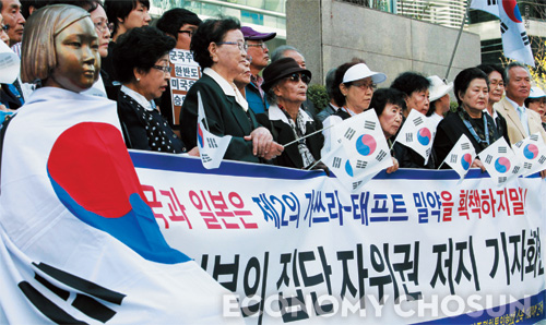 지난 10월9일 서울 종로구 일본 대사관 앞에서 독립유공자 유족회 등의 주최로 열린 기자회견. 참가자들은 일본의 유사시 집단자위권 발동에 합의한 미·일안전보장협의위원회의 결정에 대해 아베 정권의 군국주의 부활이라고 규탄했다.