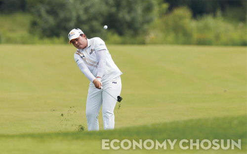 경사지에서는 공의 타격점과 클럽각도의 변화에 따른 신체의 움직임을 안다면 사소한 멘탈 문제를 해결할 수 있다. 사진은 경사지에서 아이언샷을 하고 있는 박인비 선수.