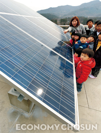 선진국에서는 기업의 사회적 책임경영을 하나의 장기적인 투자 과제로 보고 있다. 사진은 한화가 사회복지공공시설에 무료로 설치한 태양광 발전 설비.