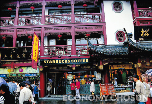 중국의 한 대도시에 있는 스타벅스 매장
