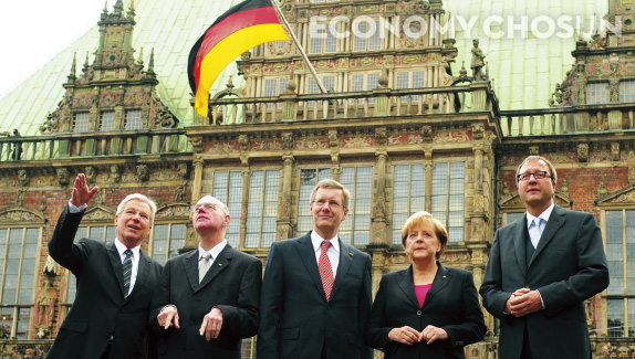 - 통일 20주년을 맞은 2010년 10월 브레멘 시청 앞에서 앙겔라 메르켈 총리(오른쪽에서 두 번째)를 비롯해 독일 지도자들이 기념행사를 지켜보고 있다.