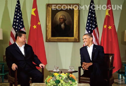 - 시진핑 중국 국가주석(왼쪽)과 버락 오바마 미국 대통령이 지난해 6월 미국 캘리포니아주 란초미라지에 있는 휴양시설 서니랜즈에 마련된 회담장에서 대화를 나누고 있다.