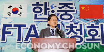 - 지난 2012년 2월 서울 강남구 삼성동 코엑스컨벤션센터에서 열린 ‘한·중 FTA 공청회’에서 최석영 당시 외교통상부 자유무역협정교섭대표가 연설하고 있다.