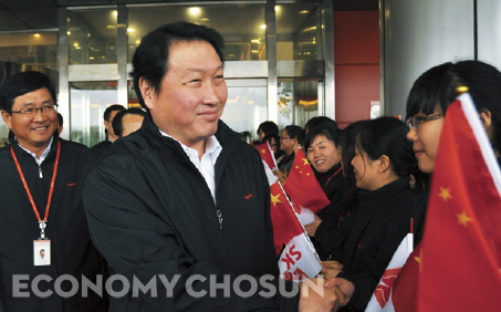 - 2012년 2월 최태원 SK그룹 회장이 중국 우시에 있는 하이닉스 공장을 방문해 직원들과 인사를 나누고 있다.