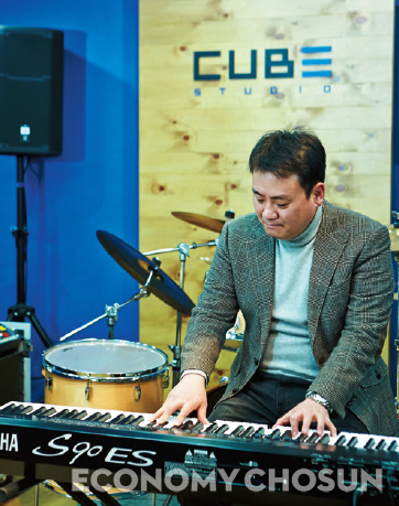 - 작곡가 출신의 박충민 대표가 키보드 앞에서 포즈를 취했다. “건반 앞에 앉는 것은 오랜만”이라며 웃음을 보였다.