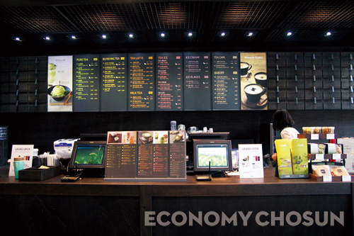 - 커피가 주를 이루던 커피숍의 메뉴판에 변화가 생겨났다. 허브티, 블렌딩티, 한방차, 버블티 등 차를 이용한 다양한 메뉴들이 생겨난 것.