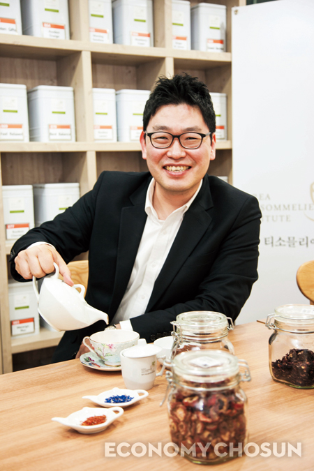 - 차의 인기가 높아지면서 차 전문 교육에 대한 수요도 늘고 있다. 사진은 정승호 한국티소믈리에연구원 대표.