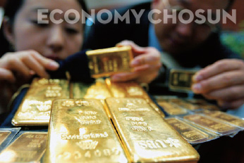 - 시중은행 골드뱅킹 직원이 일반인에게 판매하는 금 현물을 정리하고 있다.