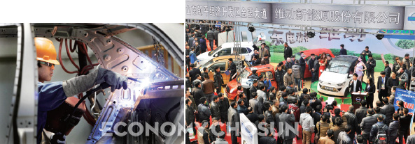 (좌) 한 근로자가 중국 닝보길리 자동차공장에서 자동차 내부를 용접하고 있다. (우) 지난 3월 중국 산둥성 지난시에서 열린 ‘제8회 국제전기자동차, 이륜차 엑스포’에 참석한 사람들이 글로벌 완성차 업체들이 선보인 전기차를 구경하고 있다.
